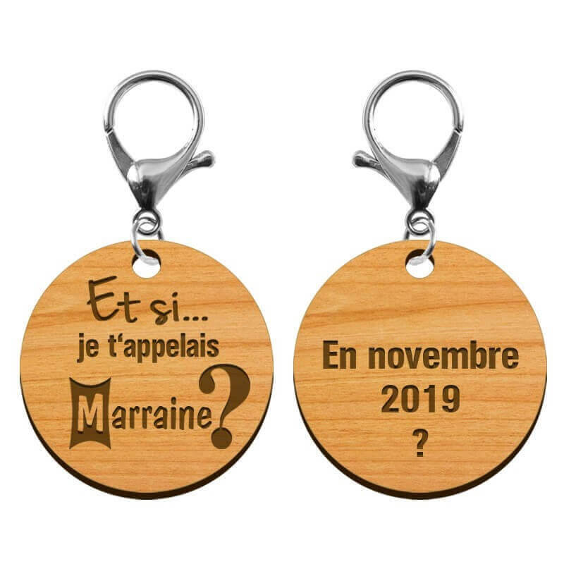 Les deux faces recto et verso du porte clefs en bois Marraine avec mousqueton argenté