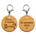 Les deux faces recto et verso du porte clefs en bois Marraine avec mousqueton argenté