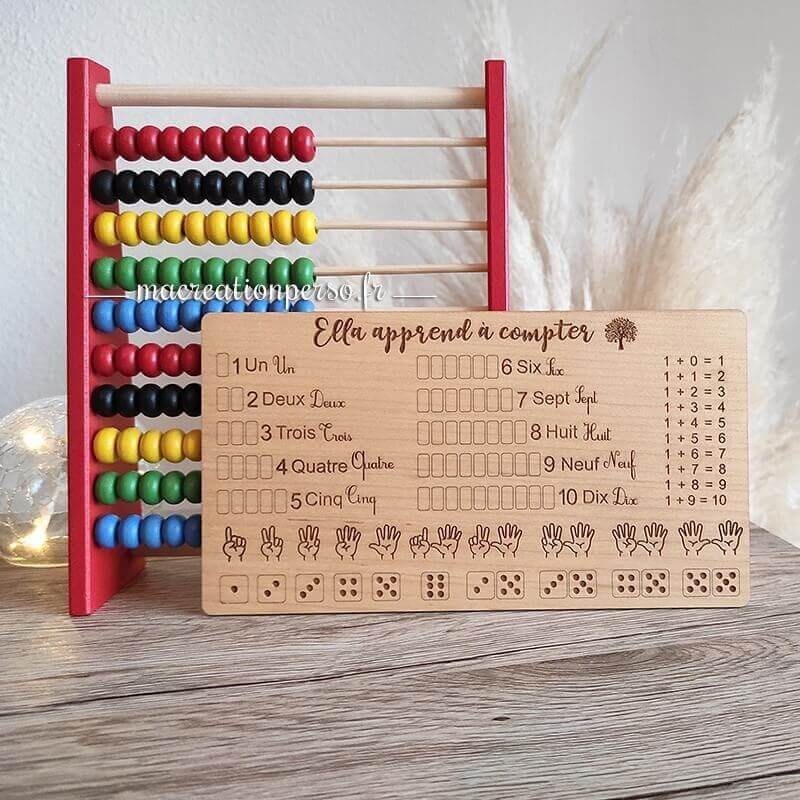 Boulier montessori rouge avec sa plaque en bois personnalisé