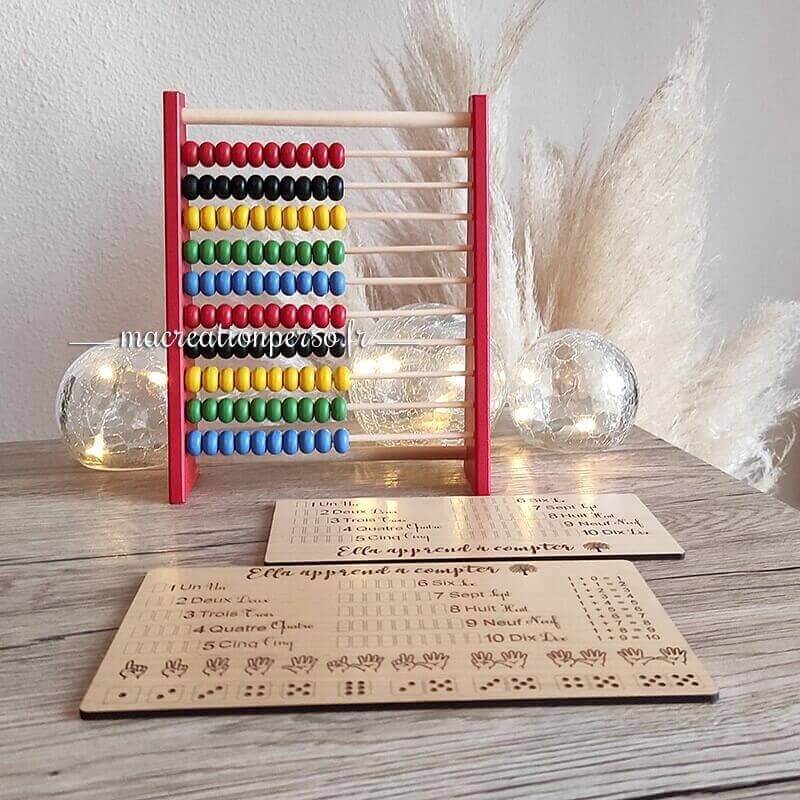Boulier en bois avec deux versions de tableau d'apprentissage montessori