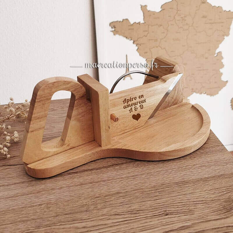 Guillotine à saucisson avec plateau rond en bois personnalisé initiale et coeur