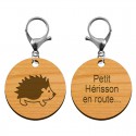 Deux faces recto et verso du porte-clé en bois hérisson  45 mm avec mousqueton argenté et message gravé Petit Hérisson en route
