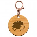 Porte-cléf personnalisé  hérisson rond en bois 45 mm avec un mousqueton de couleur rose métallique