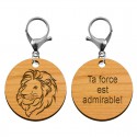 Deux faces du porte-clé Lion en bois à graver avec message Ta force est admirable !