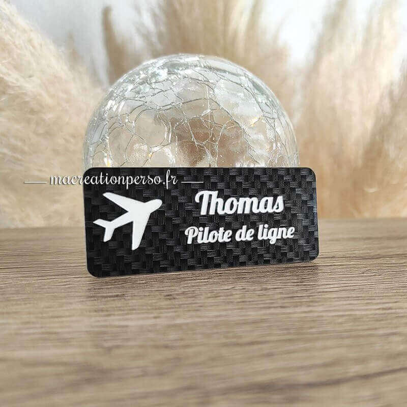 Badge aéroport pilote carbone gravé prénom Thomas et avion