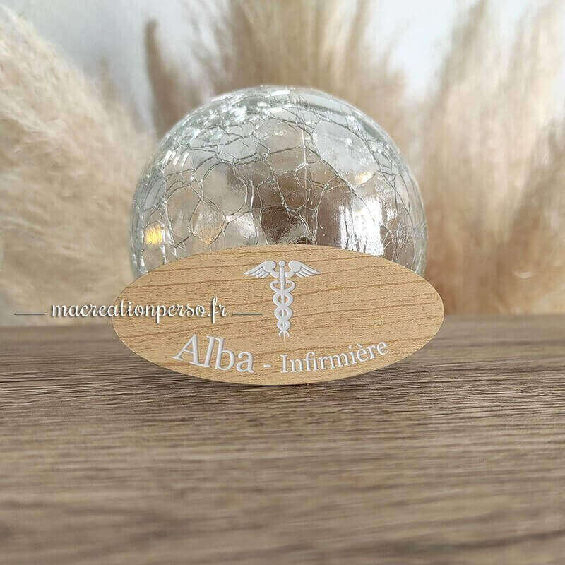 Badge professionnel ovale personnalisé infirmière imitation bois érable gravé prénom Alba