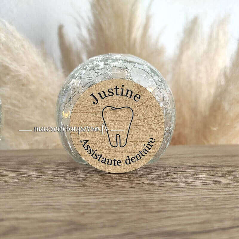 badge assistante dentaire personnalisé rond imitation bois avec dent et prénom Justine