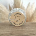 badge assistante dentaire personnalisé rond imitation bois avec dent et prénom Justine