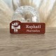 Badge pharmacien personnalisé imitation bois de poirier avec prénom Raphaël et caducée