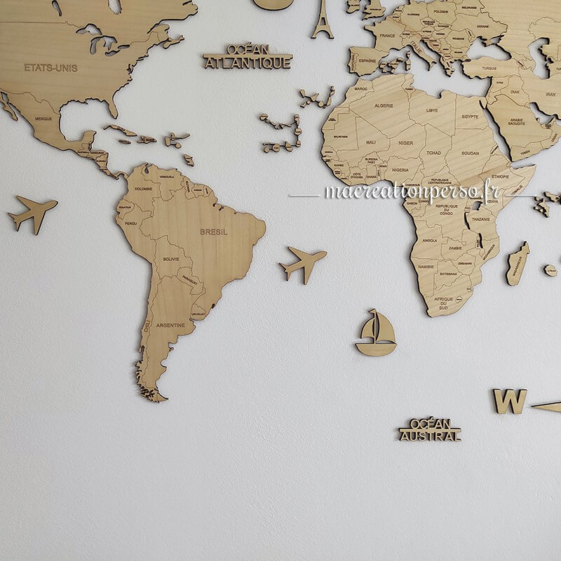 Une jolie décoration murale carte du monde en bois personnalisée
