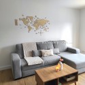 Carte du monde personnalisable en bois sur un mur
