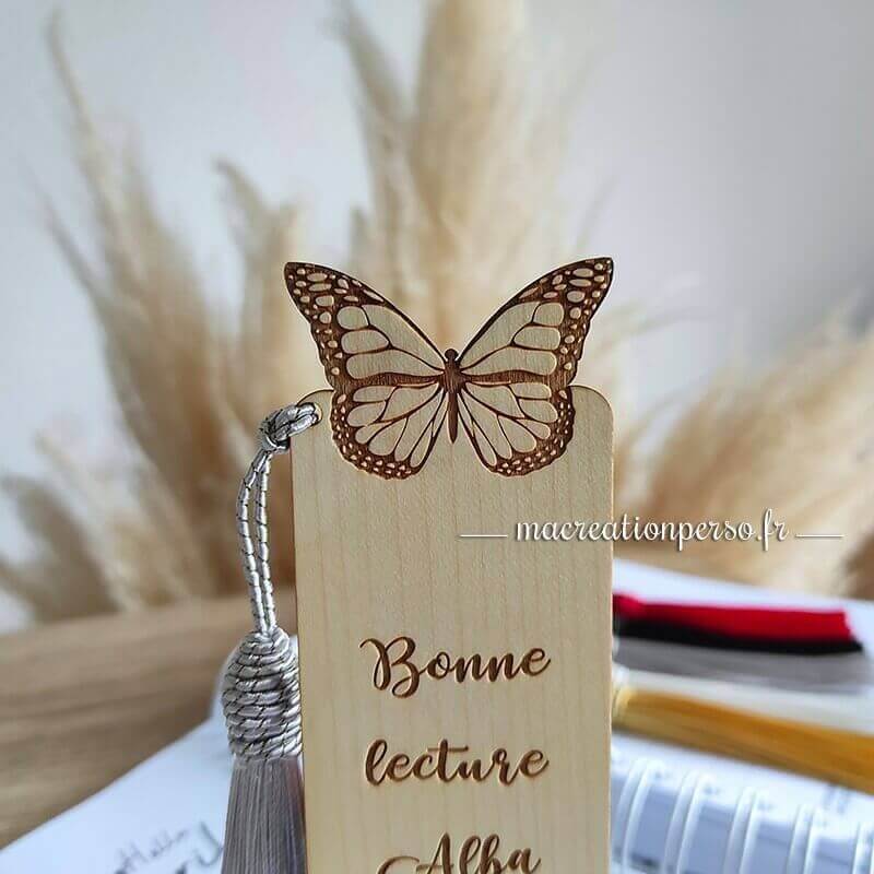 Marque page forme de papillon personnalisé prénom Alba en bois