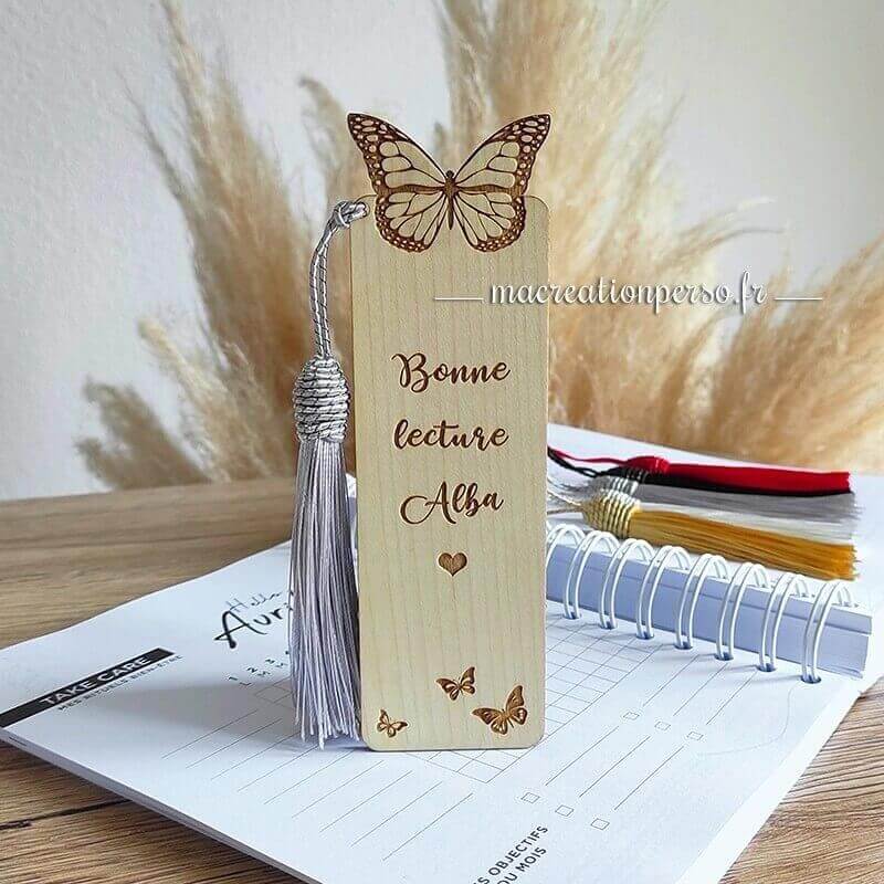 Marque page papillon personnalisé prénom pompom gris