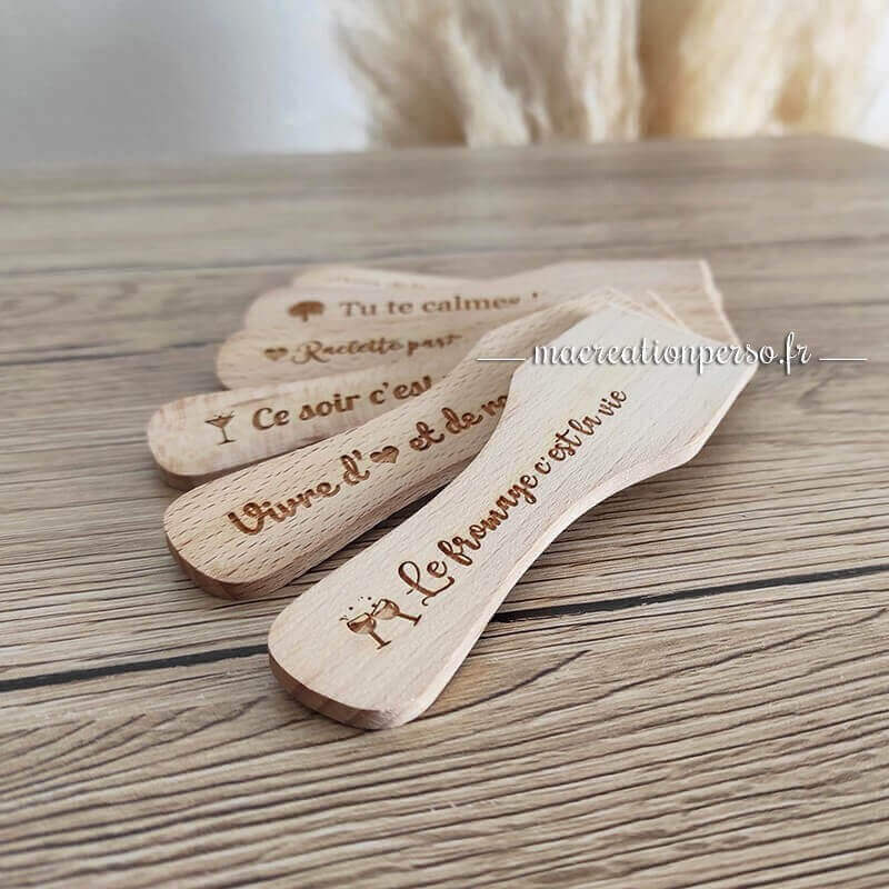 Spatule à raclette en bois personnalisée texte gravé