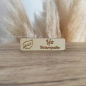 Badge personnalisable naturopathe bois gravé feuille prénom Léo