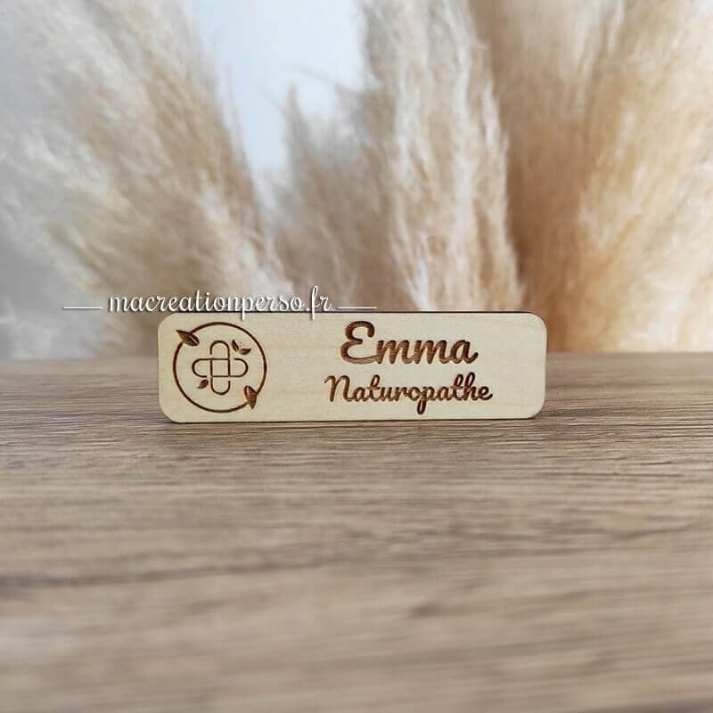 Badge naturopathe aimanté personnalisé prénom Emma bois 