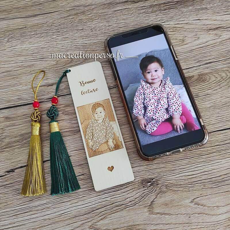 Photo marque page bois personnalisé enfant avec pompom