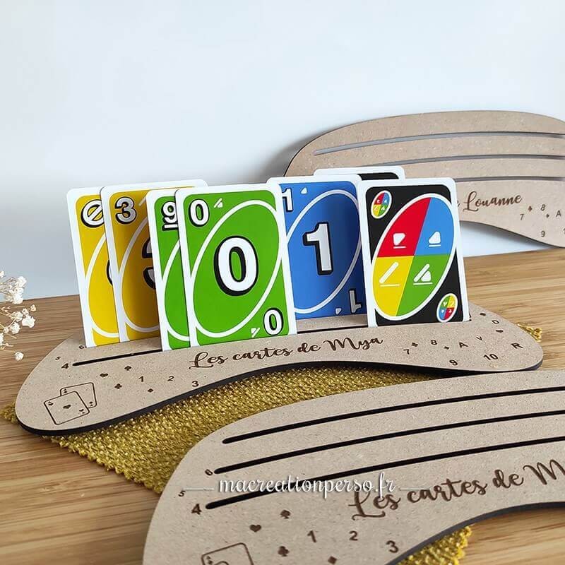 Support de cartes à jouer uno en bois personnalisé prénom Mya