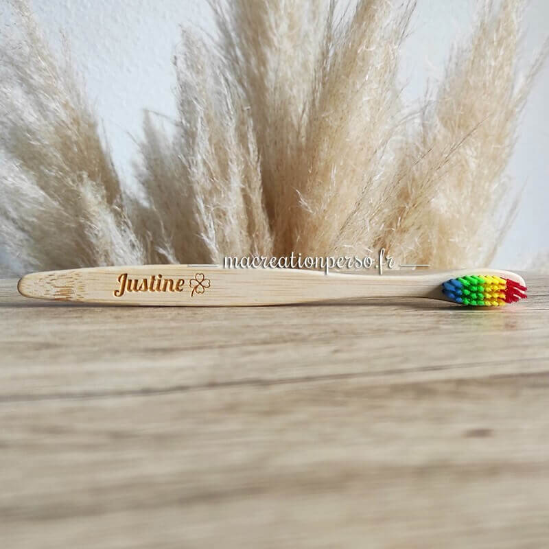 Brosse à dent écologique bambou personnalisée gravéé prénom Justine trèfle