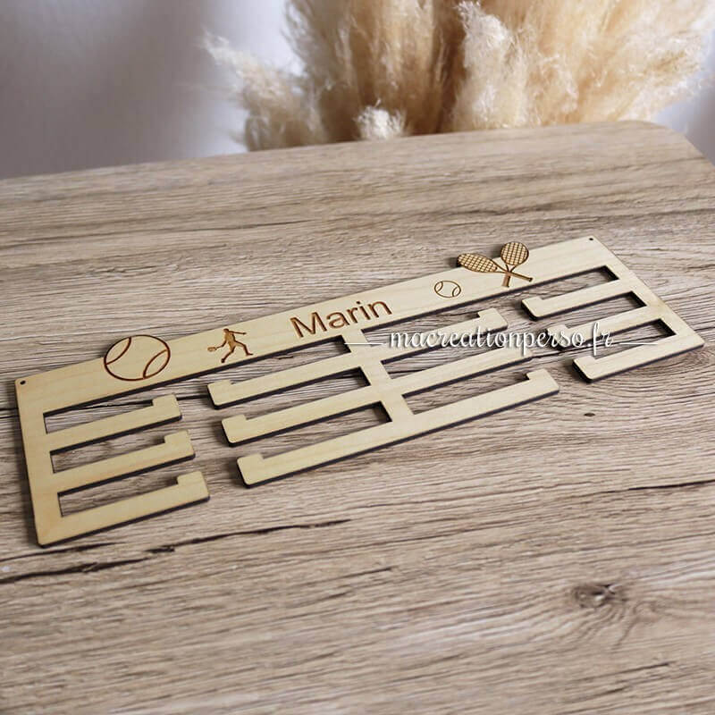 Porte médaille personnalisé tennis en bois gravé