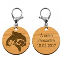 Porte-clé en bois carpe 45 mm avec mousqueton argenté gravé à notre rencontre avec dâte 10 02 2017