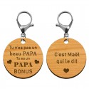 Deux faces recto et verso du porte-clé en bois Papa bonus 45 mm avec mousqueton argenté