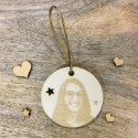 Photo Gravure avec un visage sur boule plate en bois