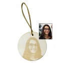 Photo Gravure  visage sur porte clé en bois clair