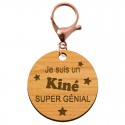 Porte-clé Kiné personnalisé en bois  "Je suis un Kiné super génial" mousqueton rose
