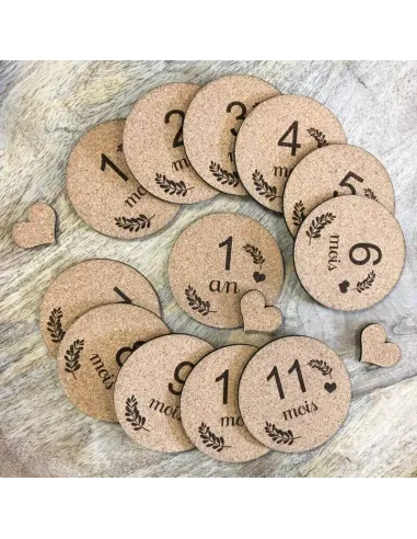 Cartes étapes grossesse bébé mois par mois gravées en liège