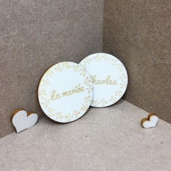 Deux marque places en bois clair personnalisés motif Rond floral gravés prénom Charles et la mariée