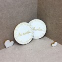 Deux marque places en bois clair personnalisés motif Rond floral gravés prénom Charles et la mariée