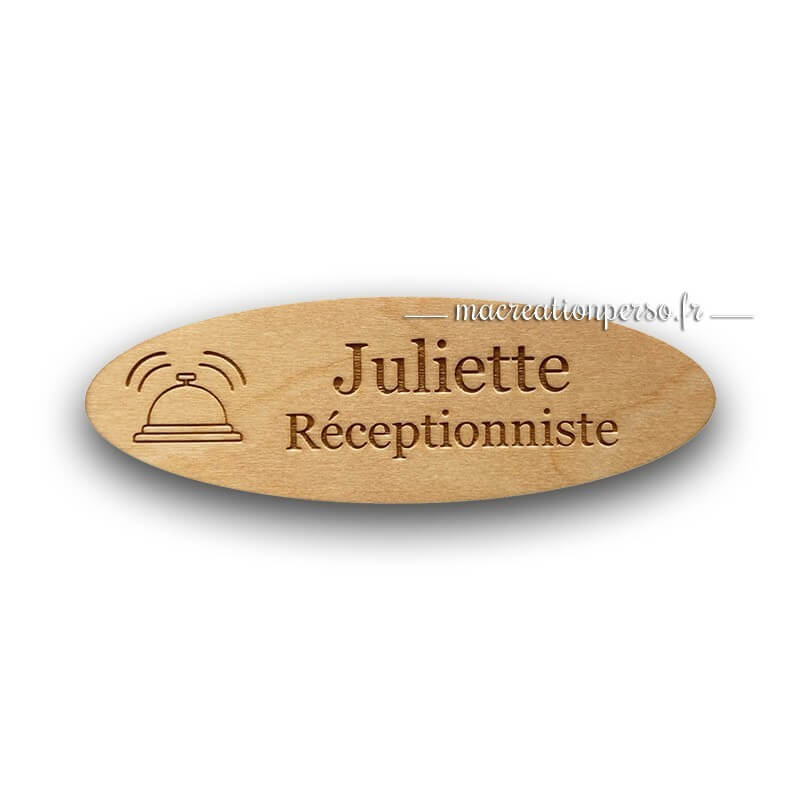 Gravure laser sur badge pour tenue de réceptionniste – design élégant et durable en bois naturel