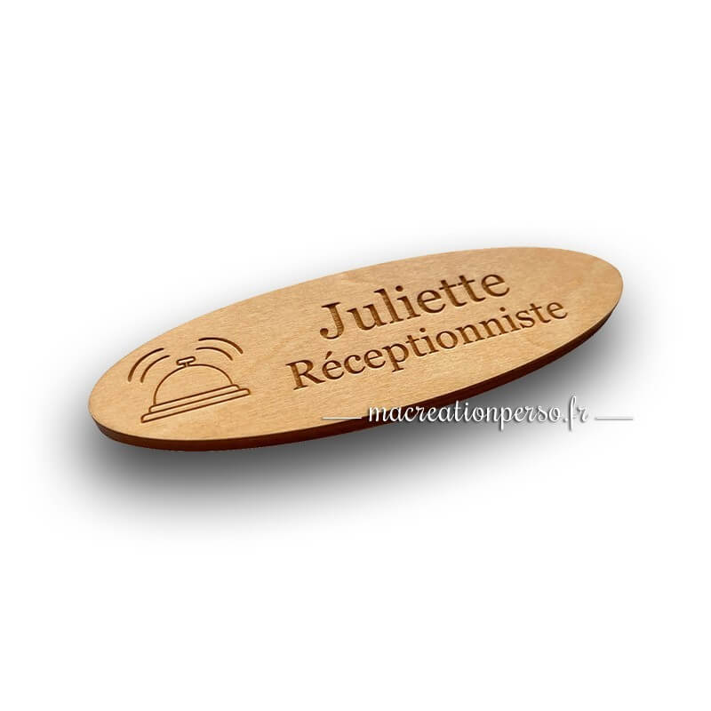 Badge professionnel réceptionniste en bois – finition fine et qualité artisanale française