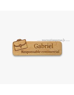 Badge responsable commercial en bois gravé avec prénom