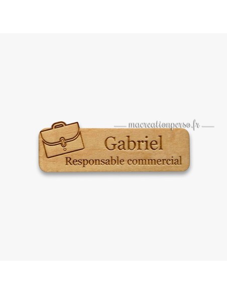 Badge responsable commercial en bois gravé avec prénom
