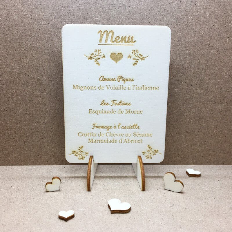 Idée repas mariage simple menu en bois gravé