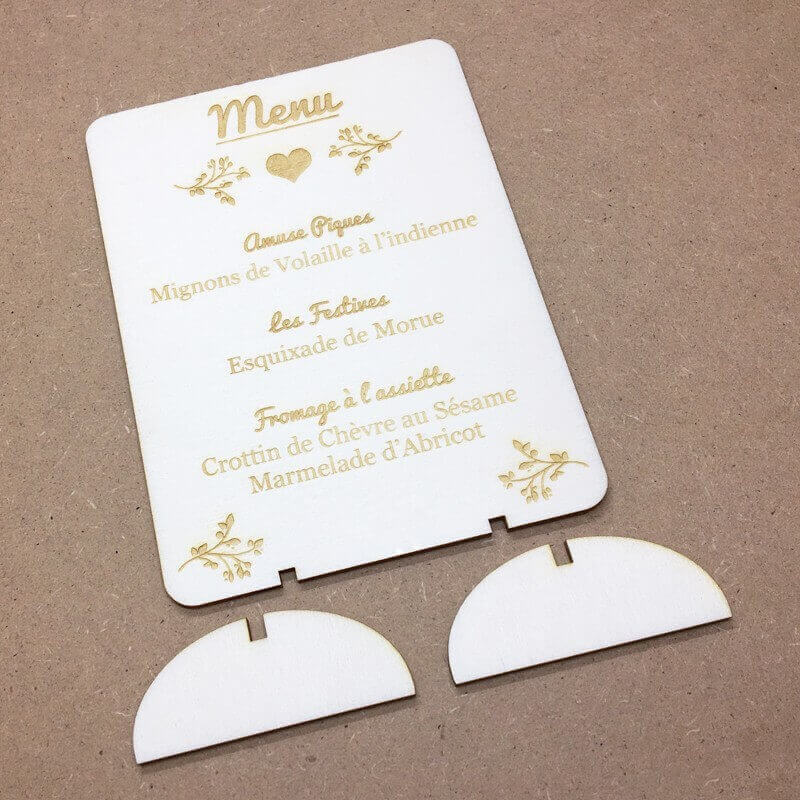 Menu de mariage original gravé sur du bois clair