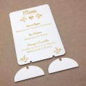 Menu de mariage original gravé sur du bois clair