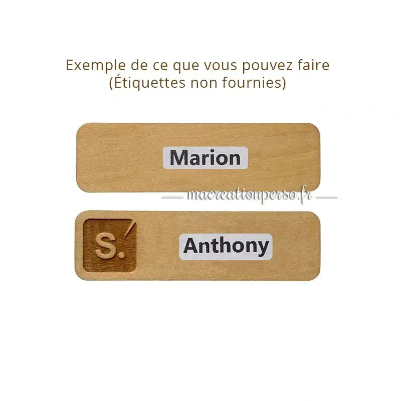 Personnalisation du badge vierge à l’aide d’une étiquette adhésive (non fournie)