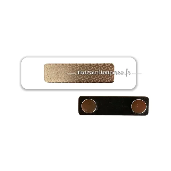 Arrière du badge plastique personnalisé avec attache magnétique puissante, sans épingle.