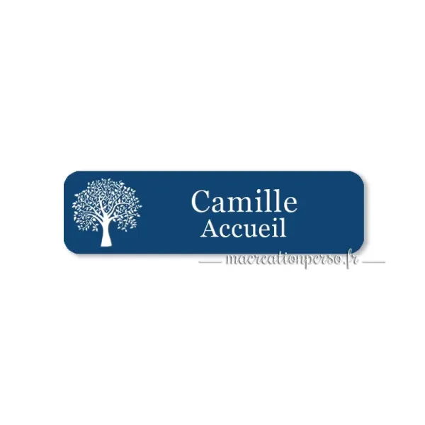 Badge plastique personnalisé bleu avec écriture blanche, exemple avec prénom Camille et fonction Accueil.