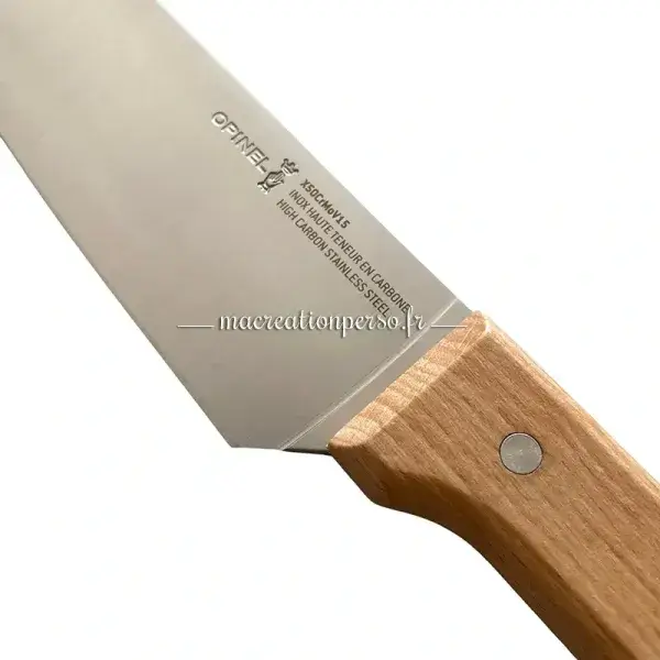 Couteau de cuisine Opinel pour chef, polyvalent et performant pour toutes les préparations culinaires.