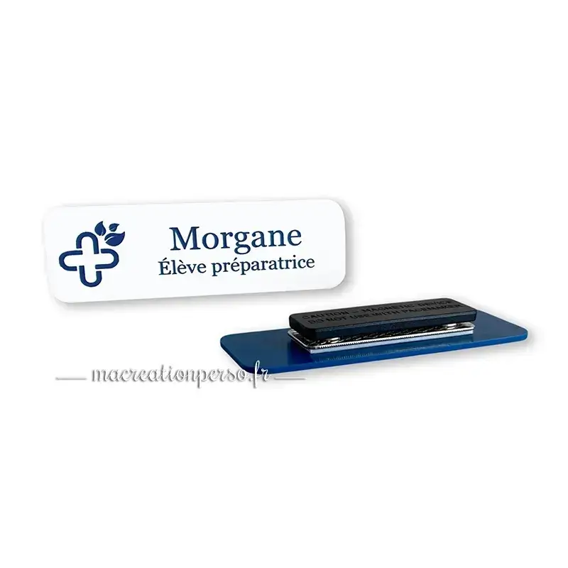 Détail badge préparatrice en pharmacie personnalisé avec prénom, gravure nette et lisible