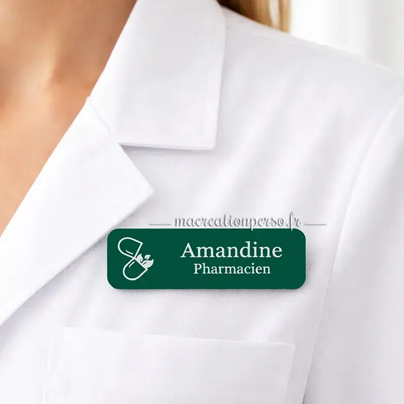 Badge pharmacien personnalisé avec prénom porté sur blouse