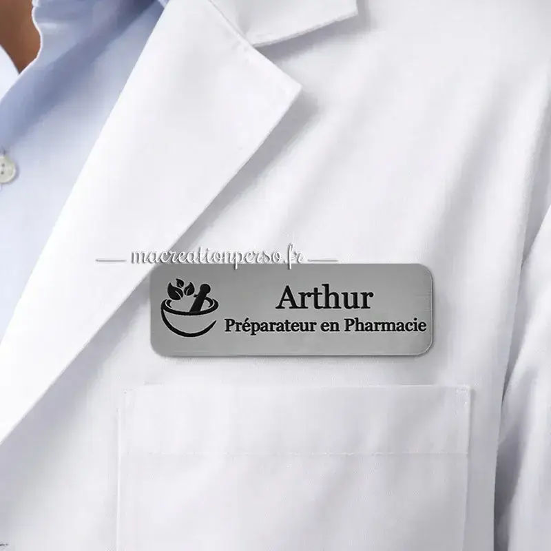 Badge préparateur en pharmacie personnalisé avec prénom porté sur blouse