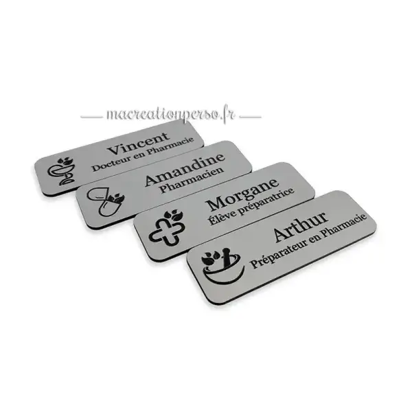 Modèles de badge préparateur en pharmacie personnalisé avec prénom porté en pharmacie