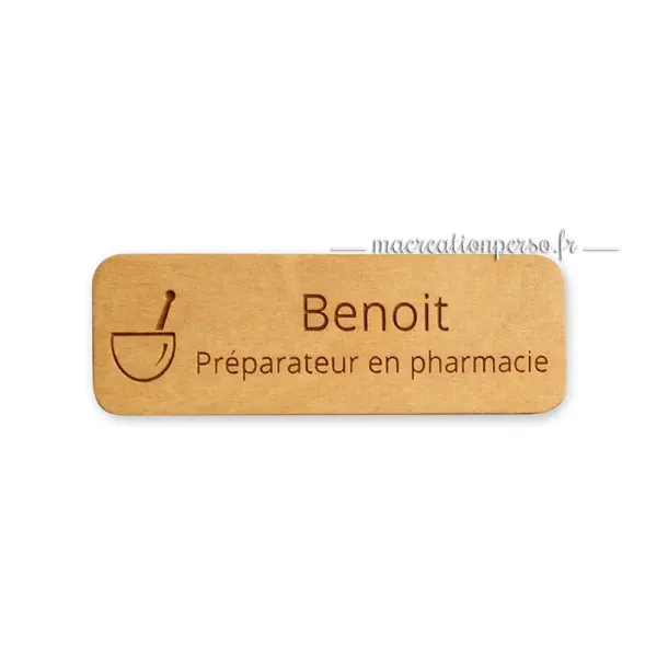 Détail gravure fonction préparateur en pharmacie sur insigne en bois personnalisé avec prénom