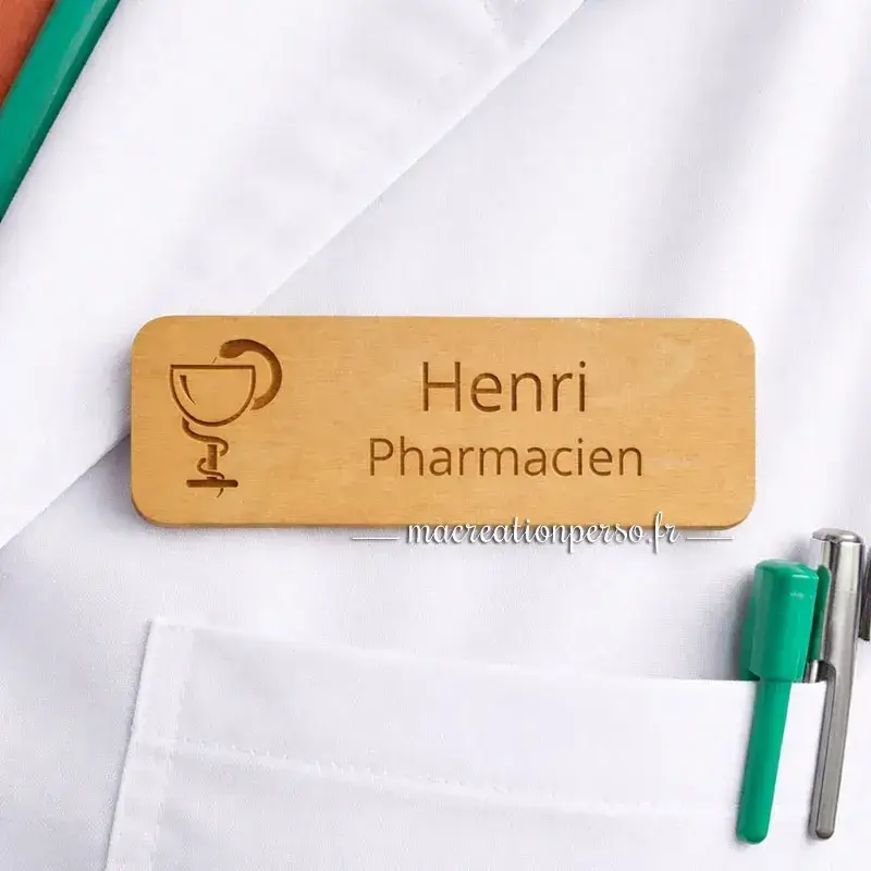 Insigne pharmacien personnalisé en bois avec prénom gravé porté sur blouse en pharmacie