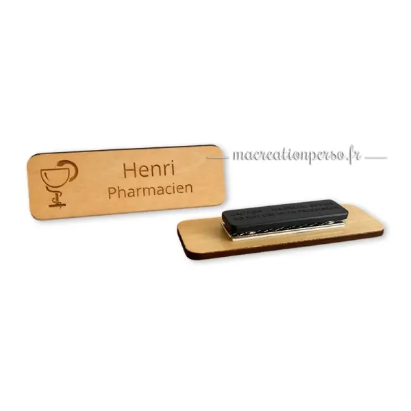 Détail gravure prénom sur insigne pharmacien en bois d’érable personnalisé